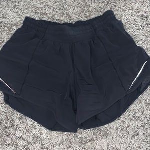 black lululemon hotty hot shorts 4”